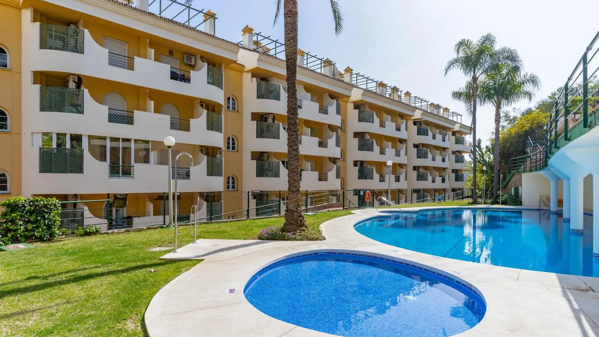 Modern 2-Bedroom Apartment With Stunning Views Marbella 0*,