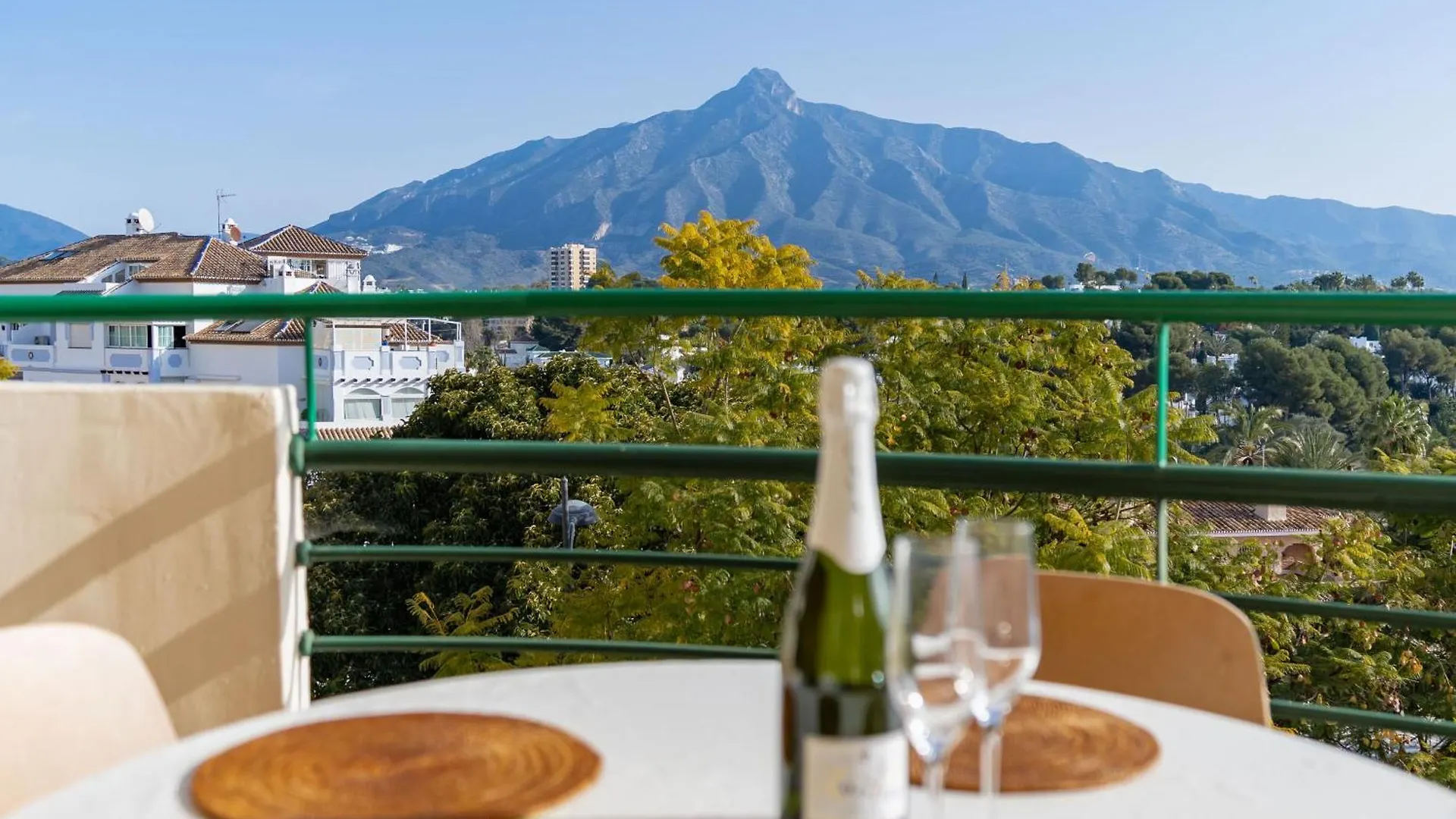 Modern 2-Bedroom Apartment With Stunning Views Marbella 0*,