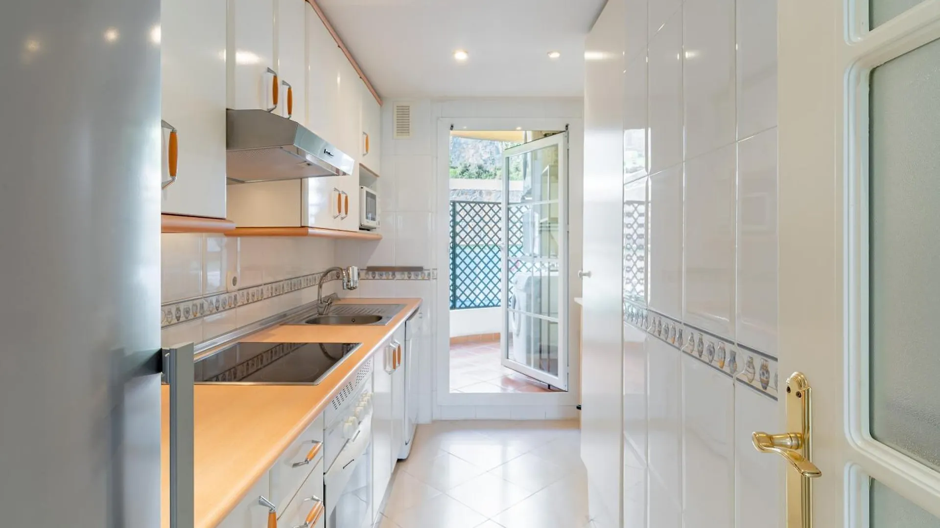 Modern 2-Bedroom Apartment With Stunning Views Marbella 0*,  Espanha
