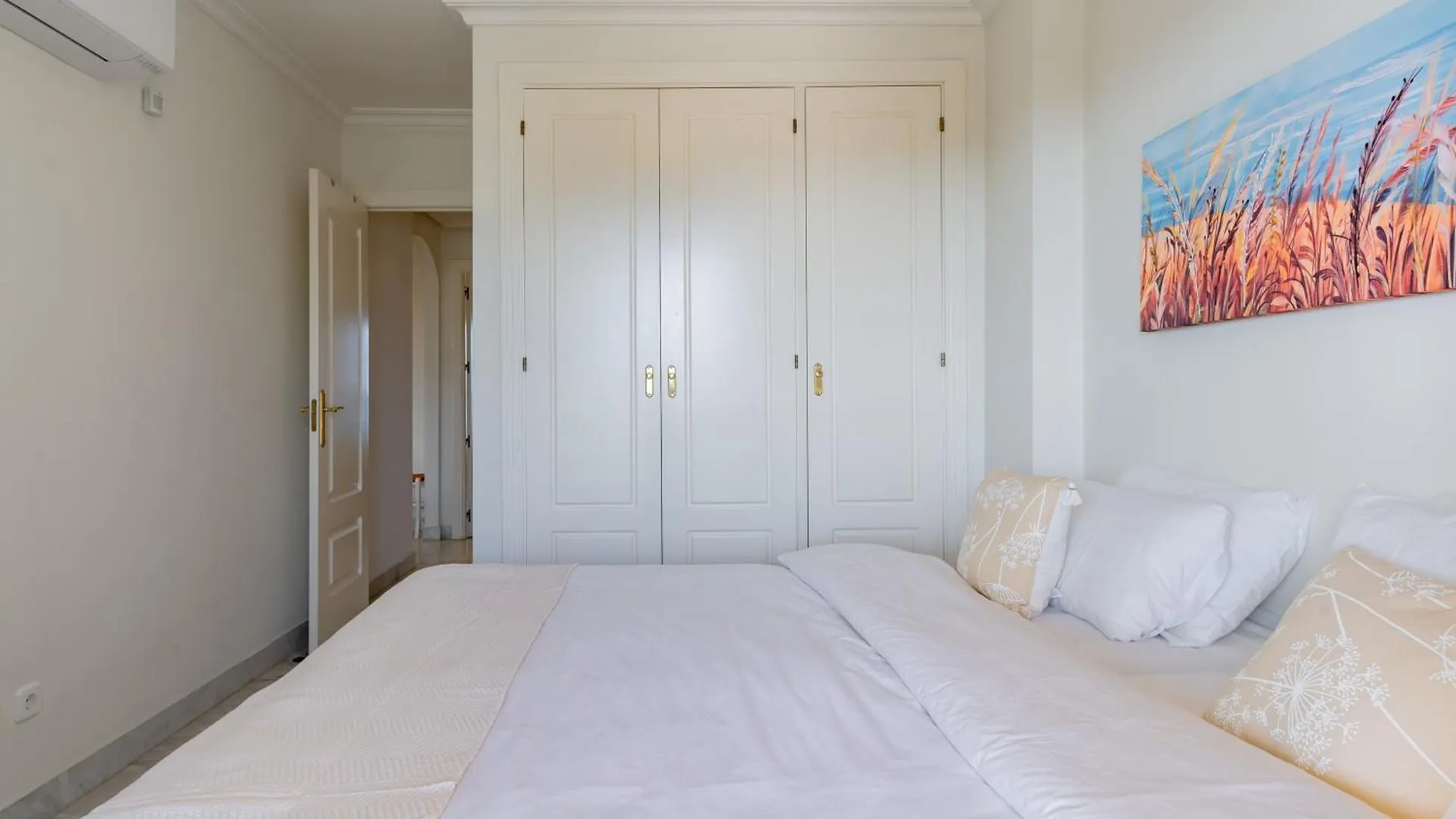 Modern 2-Bedroom Apartment With Stunning Views Marbella 0*,  Espanha