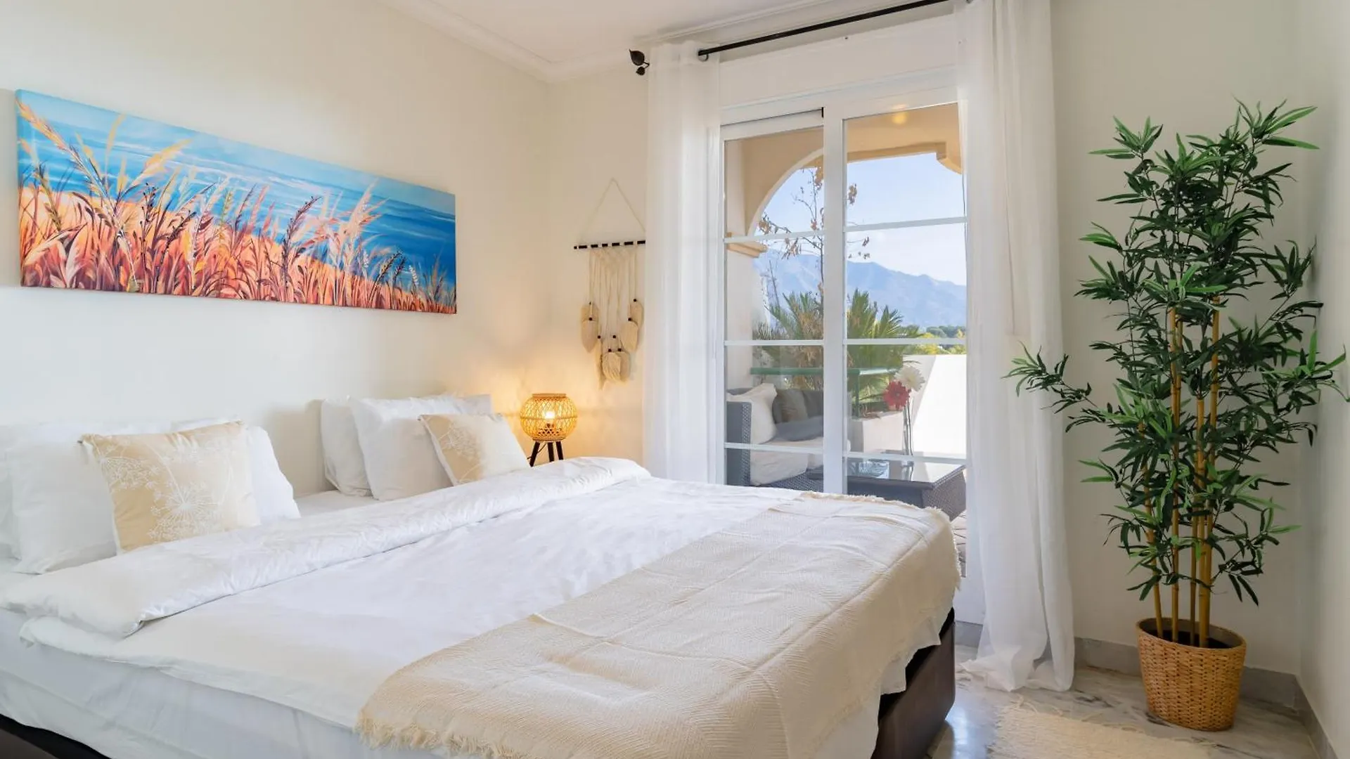 Modern 2-Bedroom Apartment With Stunning Views Marbella Espanha