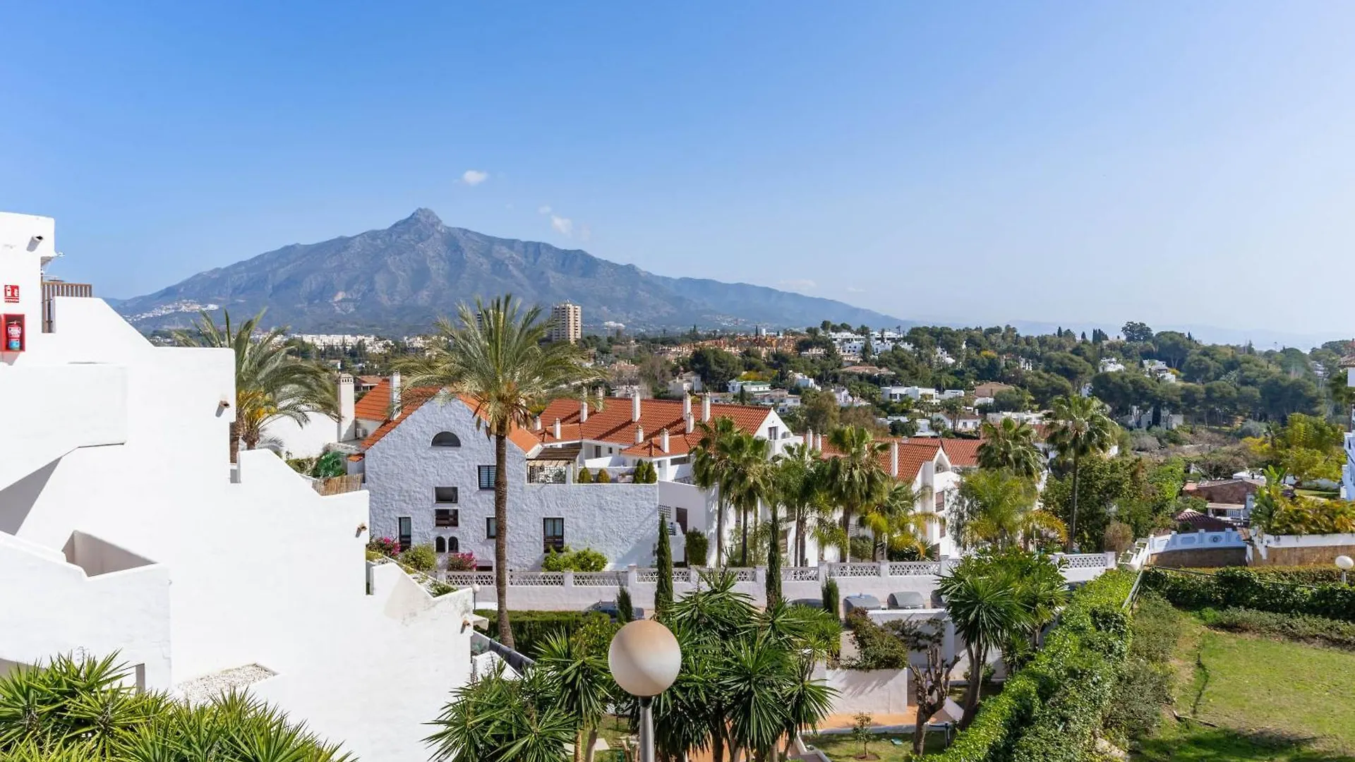 Modern 2-Bedroom Apartment With Stunning Views Marbella Espanha