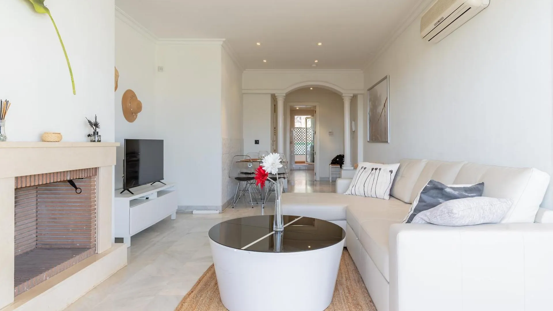 Modern 2-Bedroom Apartment With Stunning Views Marbella Espanha