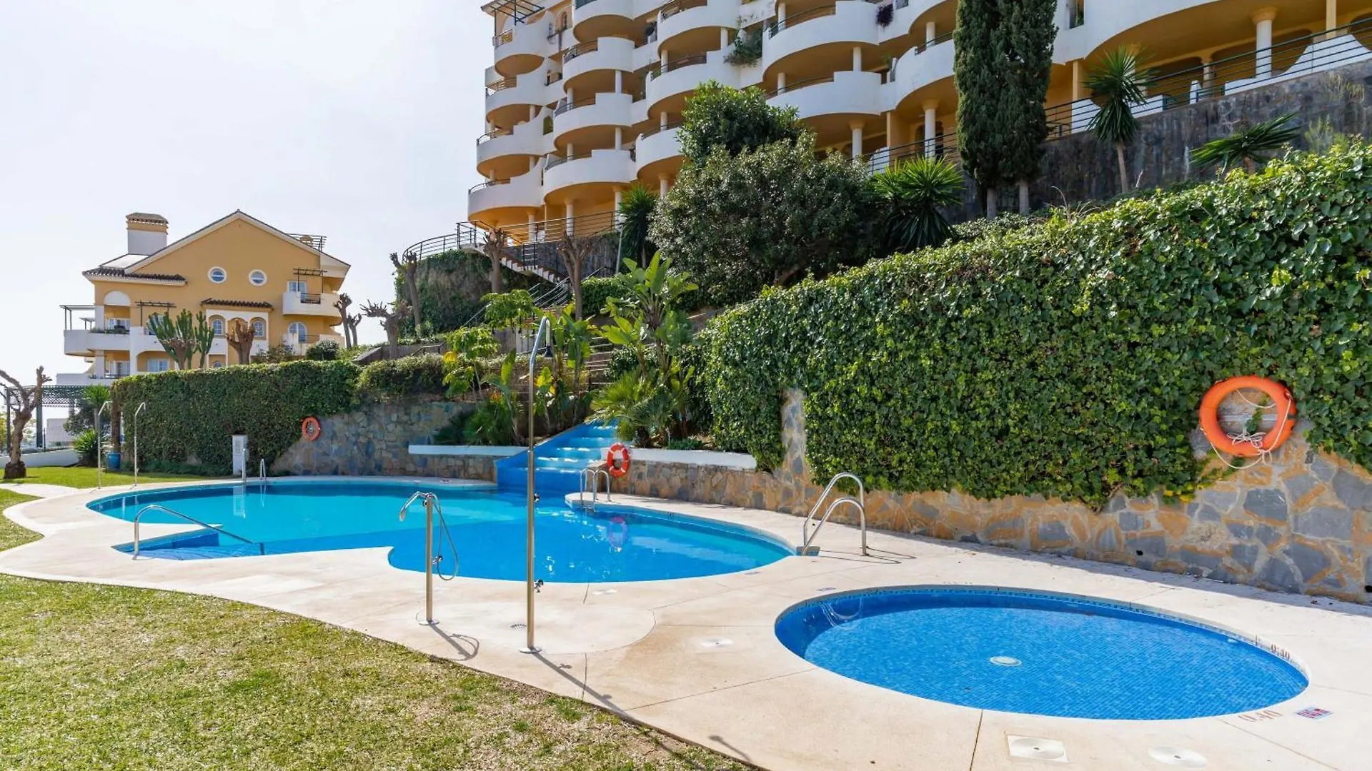Modern 2-Bedroom Apartment With Stunning Views Marbella 0*,  Espanha