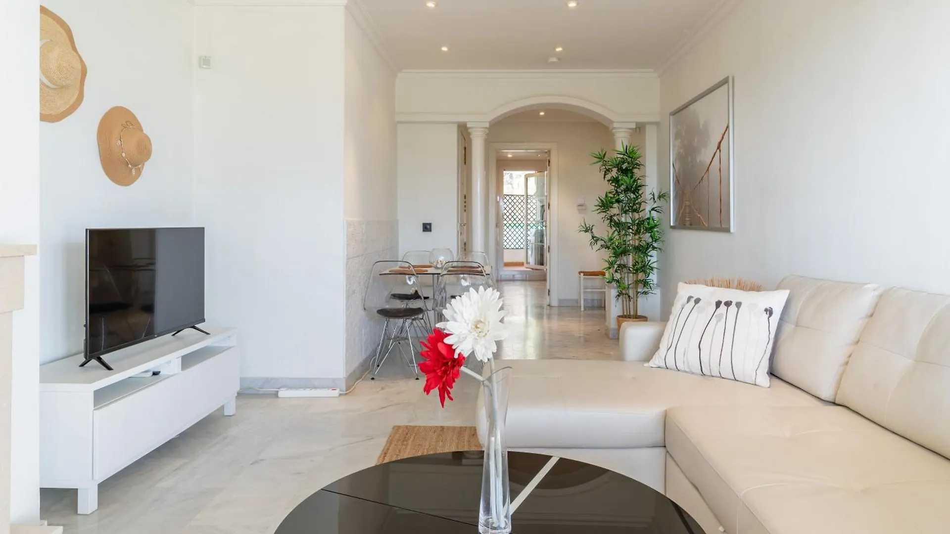 Modern 2-Bedroom Apartment With Stunning Views Μαρμπέλλα