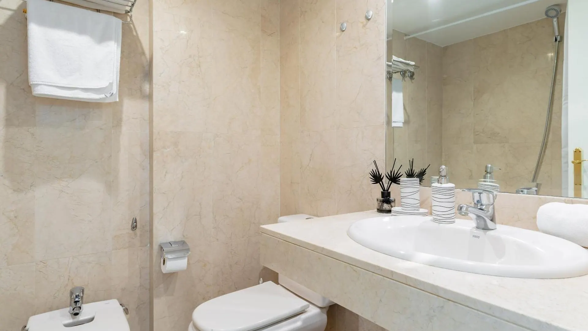 Modern 2-Bedroom Apartment With Stunning Views Μαρμπέλλα